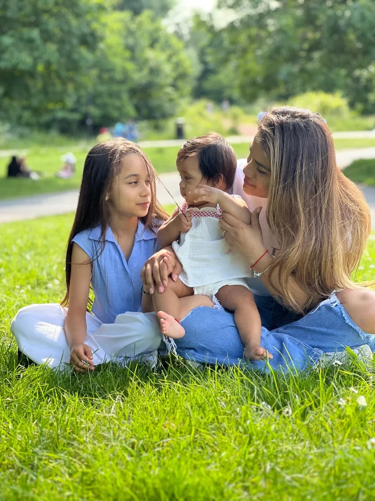 Jessica con sus hijas en el parque